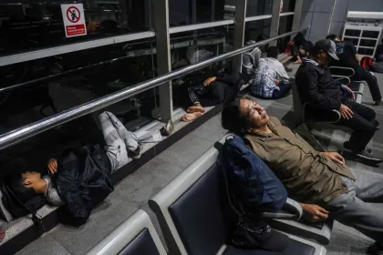 Berita Foto : Penumpang Pekerja Rela Bermalam di Stasiun Cikarang Demi Kereta Pertama
