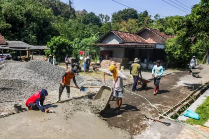 Berita Foto : Pembangunan jalan desa program padat karya Yogyakarta