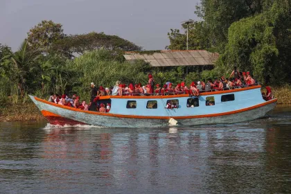 Berita Foto : Perahu Antar Jemput Sekolah bagi Siswa di Muara Gembong