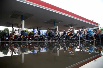 Berita Foto : Warga Antre Panjang untuk Membeli BBM di Medan
