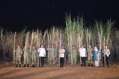 Berita Foto : Lanud Sultan Hasanuddin Gelar Panen Raya Tebu Serentak di Takalar, Dukung Ketahanan Pangan Nasional.