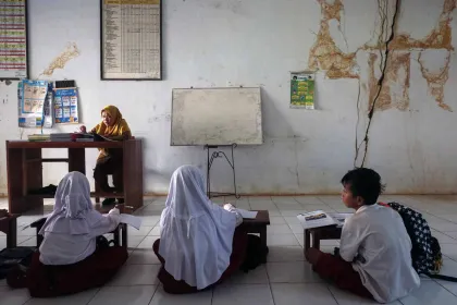 Berita Foto : Enam Tahun Rusak, Tiga Ruang Kelas dan Ruang Guru di SD Pandeglang Butuh Perbaikan