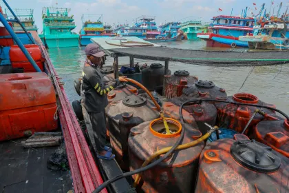 Berita Foto : Kebutuhan solar untuk kapal nelayan