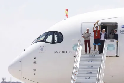 Berita Foto : La Roja Kembali ke Tanah Spanyol, Pesta Besar Sambut Sang Kampiun Dunia