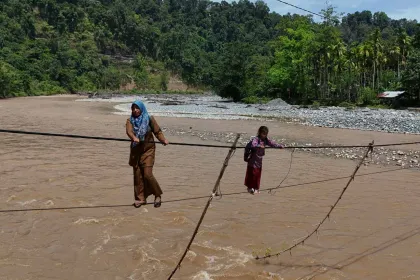 Berita Foto : Pasca Jembatan Gantung Rusak, Guru dan Siswa Aceh Barat Melintas Lewat Jembatan Tali