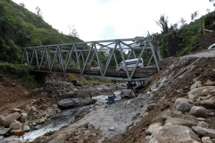 Berita Foto : Perbaikan jalan dan jembatan Enang-Enang Aceh