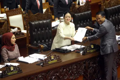 Berita Foto : DPR Sepakati RUU Kerja Sama Pertahanan Indonesia dengan Malaysia dan Turki