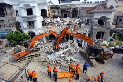 Berita Foto : Proses Evakuasi Korban Ledakan Rumah di Medan
