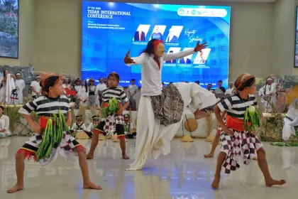 Kolaborasi Seniman Petani Lima Gunung dan Seniman Internasional Meriahkan Tidar International Conference 2026