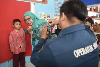Berita Foto : Hari Anak Nasional 2026, Anak-anak PAUD dan SD di Sebatik Tengah Wilayah 3T Dapat KIA