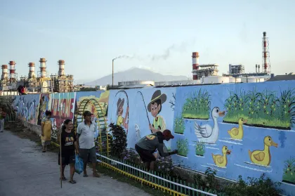 Berita Foto : Mural Lingkungan Warnai Kampung Bahari Tambaklorok Semarang