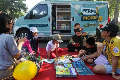 Berita Foto : Mobil Perpustakaan Keliling Tingkatkan Minat Baca Masyarakat Surabaya