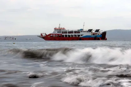 Berita Foto : Cuaca Buruk Mengancam, Pelabuhan Ketapang Terapkan Buka-Tutup Operasional