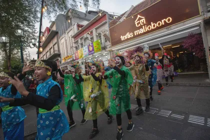 Berita Foto : Kirab Produk Unggulan DIY Kenalkan Potensi UMKM, Seni, dan Budaya Lokal