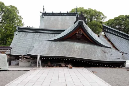Berita Foto : Dampak Gempa Jepang, Kuil hingga Pusat Perbelanjaan Rusak