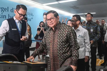 Peluncuran sistem pembayaran MRT dengan kartu kredit
