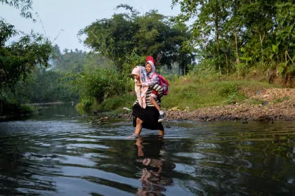 Berita Foto : Siswa seberangi sungai di Pandeglang