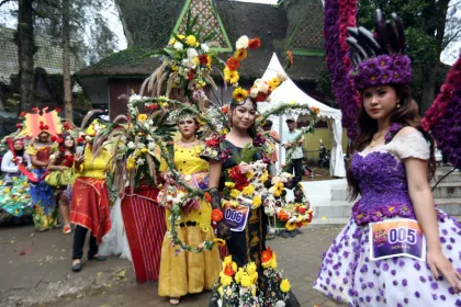 Festival buah dan bunga di Karo