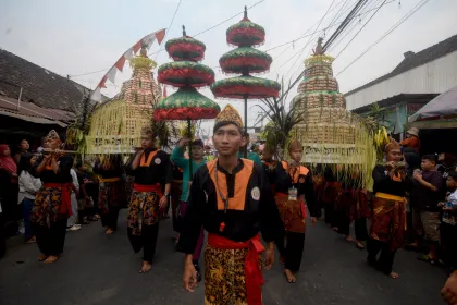 Berita Foto : Kirab Saparan Gunungan Apem Lanang Wadon