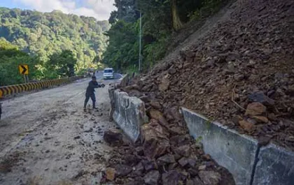 Tebing Longsor Menutup Jalur di Lembah Anai 
