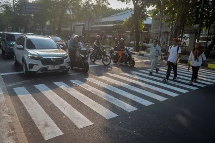 Berita Foto : Pelican Crossing Sementara Hadir di Kapten Tendean Gantikan JPO Rusak