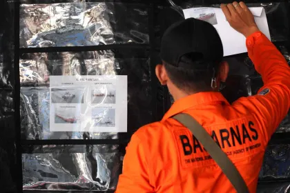 Berita Foto : Petugas Siapkan Posko Informasi bagi Keluarga Penumpang Kapal Terbakar