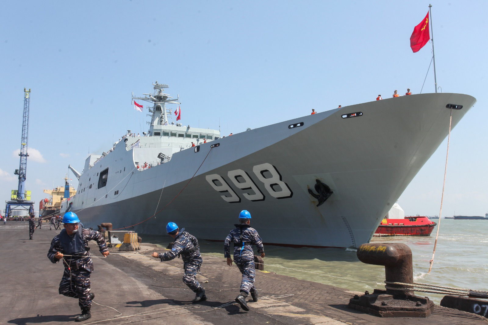 Kapal Qi Jiguang dan Kunlun Shan singgah di Surabaya