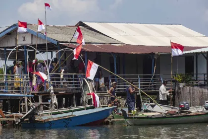 Pembagian Bendera Merah Putih kepada Warga Pulau-Pulau Terluar Batam untuk Perkuat Nasionalisme
