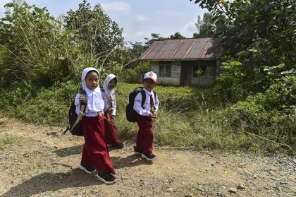 Berita Foto : Semangat Anak Transmigran Menuntut Ilmu di Ketinggian 1.300 Mdpl