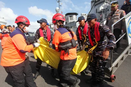 Berita Foto : KRI Nala evakuasi korban kebakaran KM Mutiara Sentosa II