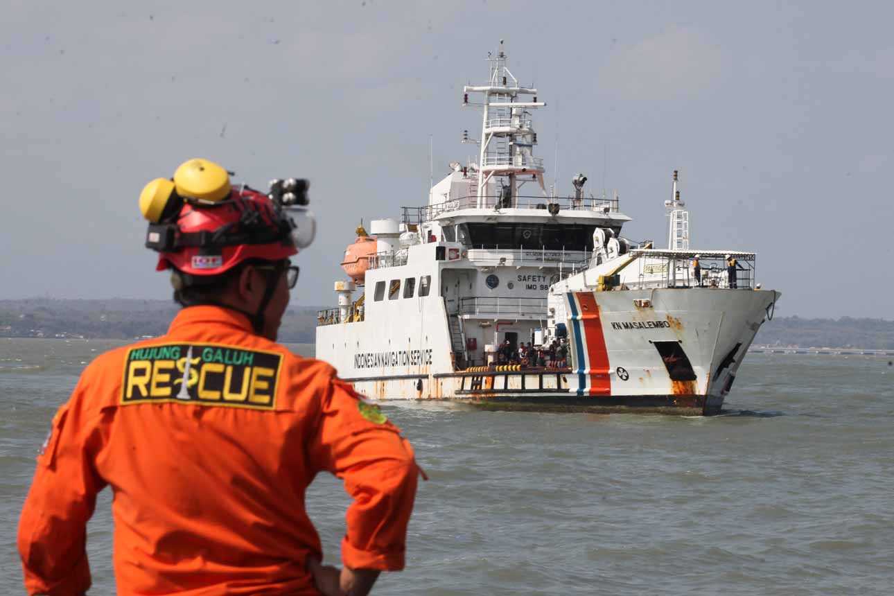 Berita Foto : Penanganan Korban KM Mutiara Sentosa II