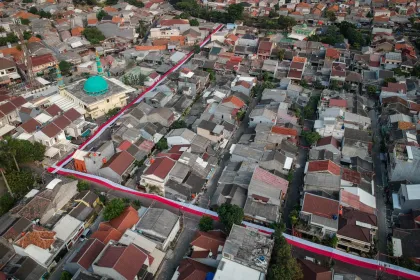 Berita Foto : Bendera Merah Putih sepanjang 400 meter di Tangerang