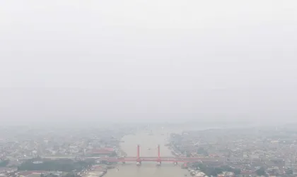 Berita Foto : Kabut Asap Selimuti Kota Palembang