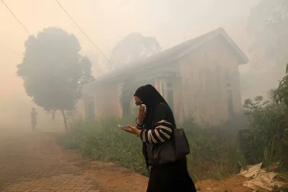 Berita Foto : Karhutla Kubu Raya Meluas, Tim Gabungan Amankan Permukiman dari Perambatan Api