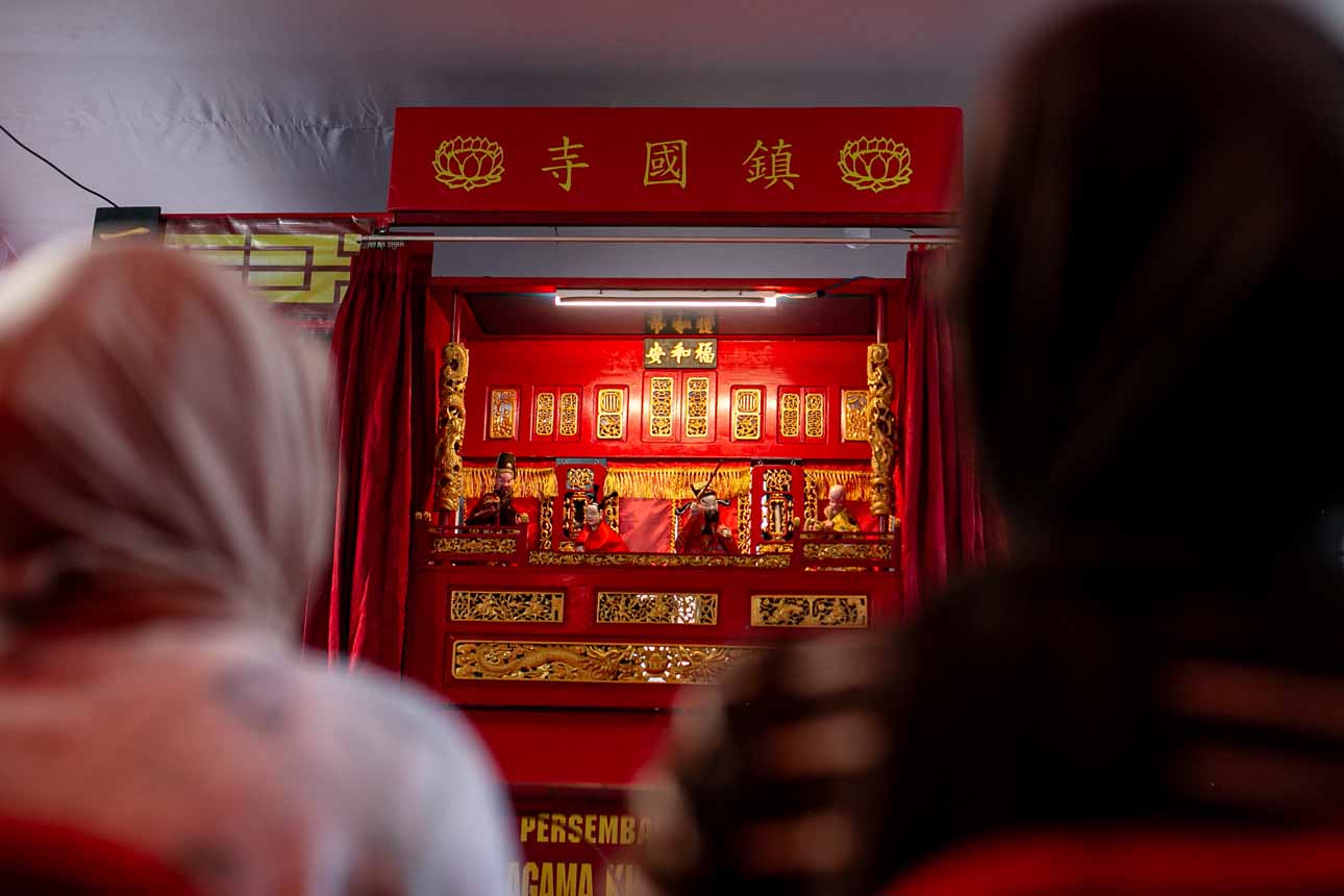 Foto: Pertunjukan Wayang Potehi di Klenteng Tien Kok Sie Angkat Warisan Budaya Tionghoa-Indonesia