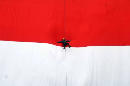 Berita Foto : Semarak Kemerdekaan, Bendera Merah Putih Raksasa Dikibarkan di Stadion Pakansari