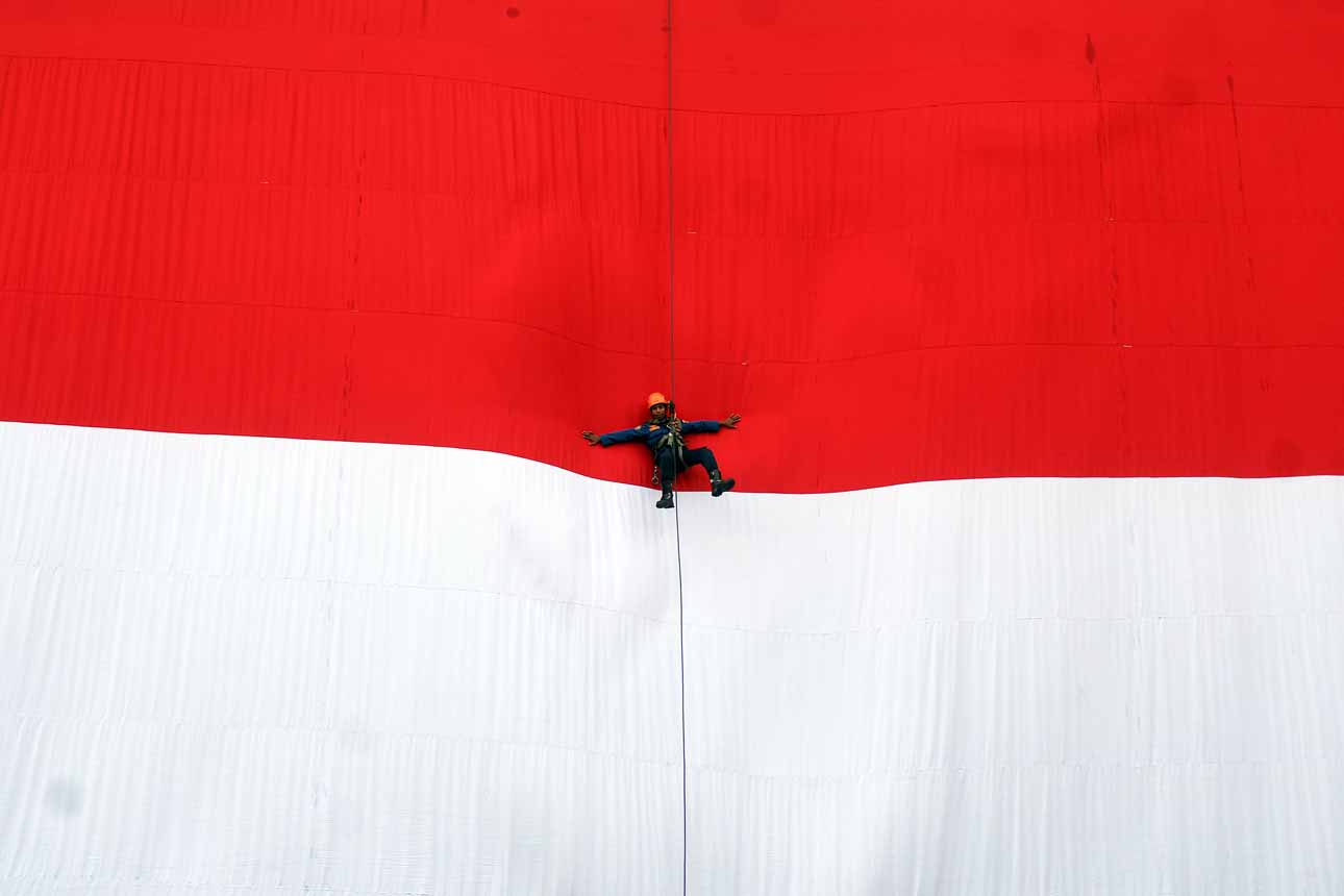 Foto: Semarak Kemerdekaan, Bendera Merah Putih Raksasa Dikibarkan di Stadion Pakansari