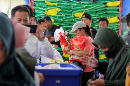 Berita Foto : Pasar Murah Hadirkan Sembako Terjangkau bagi Warga Sidoarjo