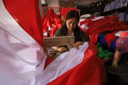 Berita Foto : Produksi Bendera Merah Putih di Kota Kediri