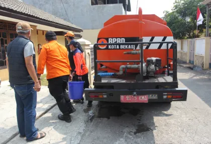 Berita Foto : Warga Duren Jaya Bekasi Dapat Bantuan Air Bersih akibat Kekeringan dan Gangguan PAM