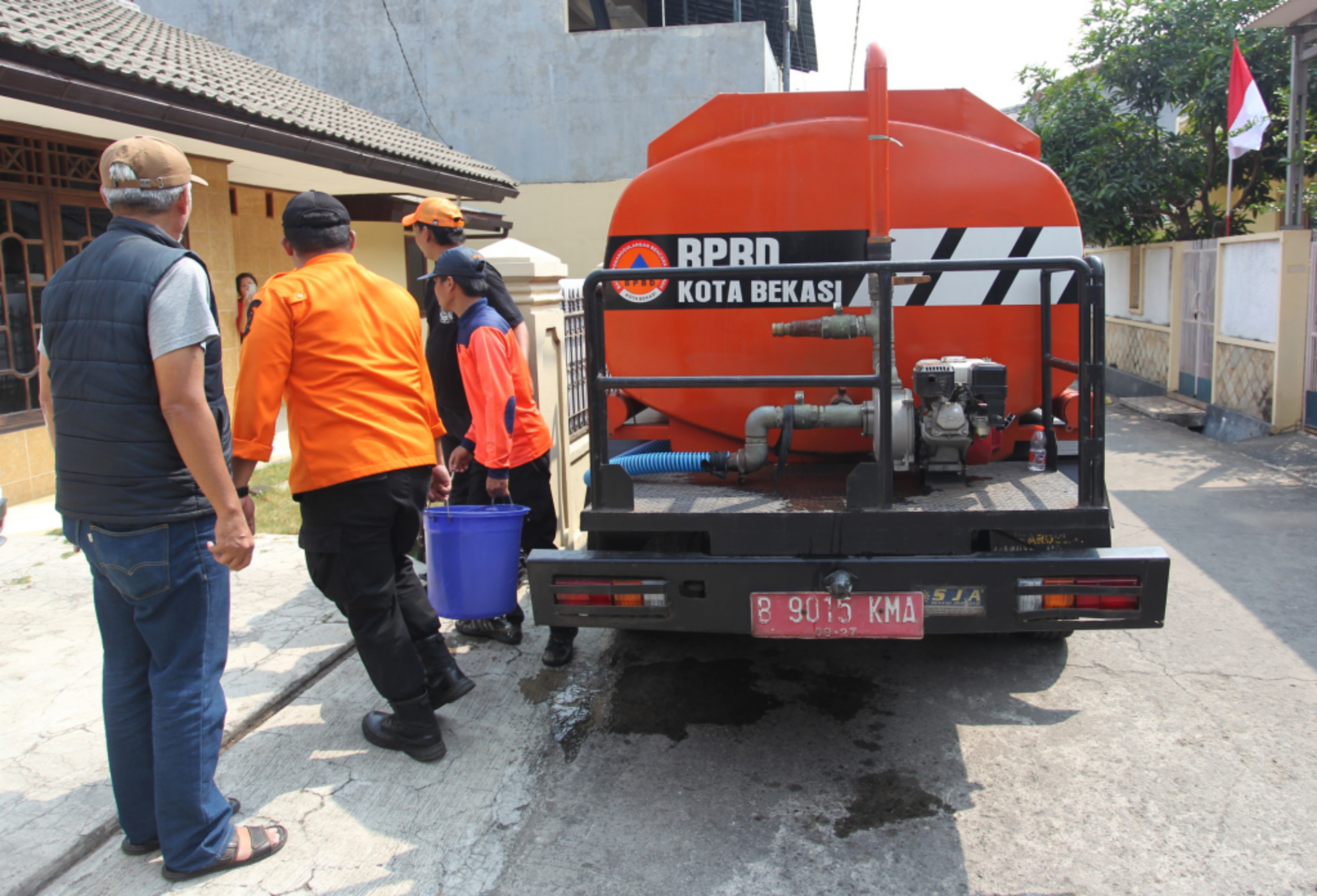 Warga Duren Jaya Bekasi Dapat Bantuan Air Bersih akibat K...