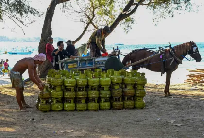 Berita Foto : Harga jual gas elpiji tiga kilogram di Gili Trawangan