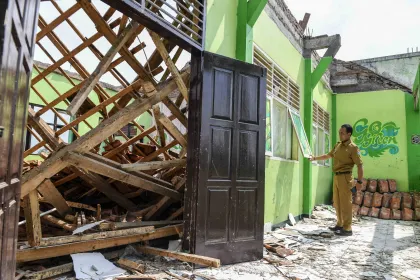 Berita Foto : Ruang kelas ambruk siswa belajar di Masjid