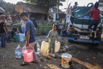 Berita Foto : Air Bersih Makin Sulit, Warga Tasikmalaya Terpaksa Berburu Air