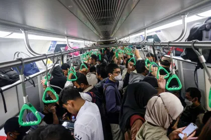 Berita Foto : Commuter Line Jabodetabek Makin Padat, Jam Berangkat dan Pulang Kerja Jadi Waktu Tersibuk