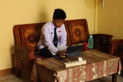 Berita Foto : Kabut Asap Menyelimuti Kalbar, Siswa Terpaksa Belajar Daring