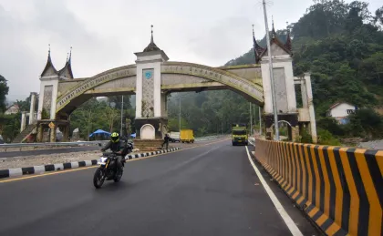 Berita Foto : Infrastruktur Jalan Sumatera Mulai Dipulihkan Pascabencana