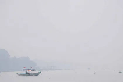 Berita Foto : Kabut Asap Menyelimuti Palembang, Karhutla Terjadi di OKI dan Ogan Ilir