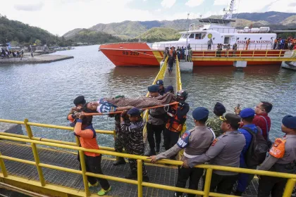 Berita Foto : Kebakaran KMP Putri Yasmin di Selat Lombok, Tim Gabungan Lakukan Evakuasi