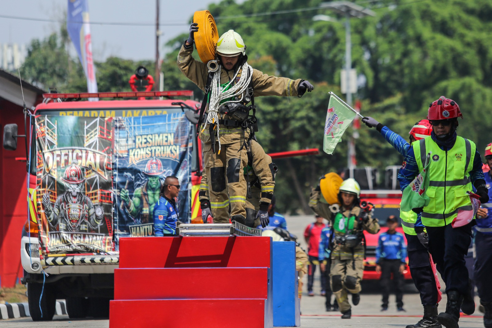 Aksi Lomba ketangkasan pemadam kebakaran